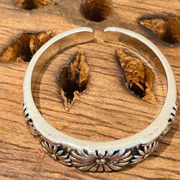 Antique Silver Tone Flower Decor Ring - Picture 4 of 10